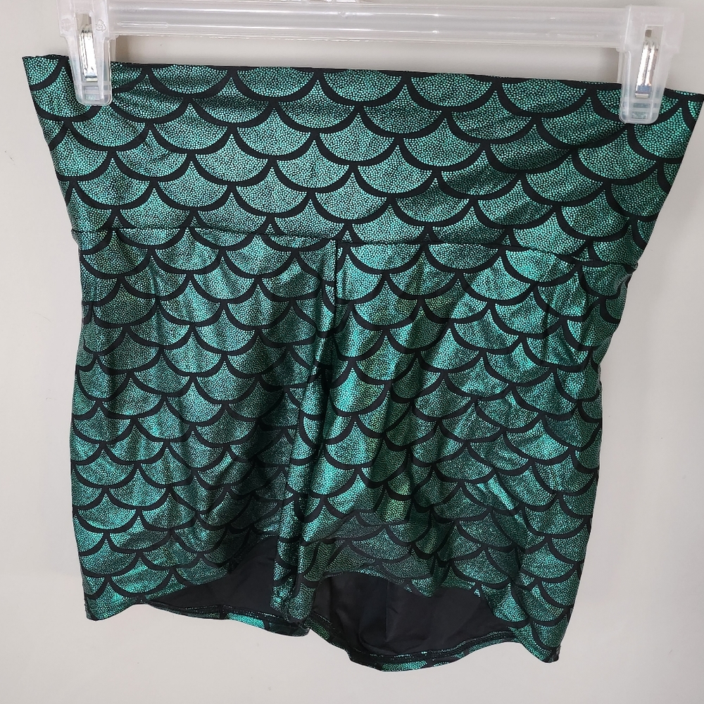 High-waisted mermaid scale lycra shorts